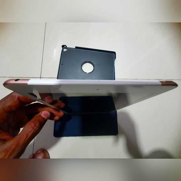 IPAD 6TH GEN 128GB Cellular/Wifi - Picture 5 of 16